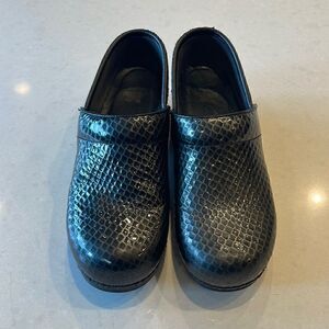 Dansko women’s size 39 slip resistant soles. Snakeskin look, good wear left.